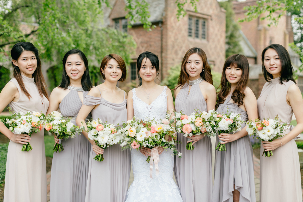 BB Expert Panel: a bride with 6 bridesmaids holding matching bouquets 